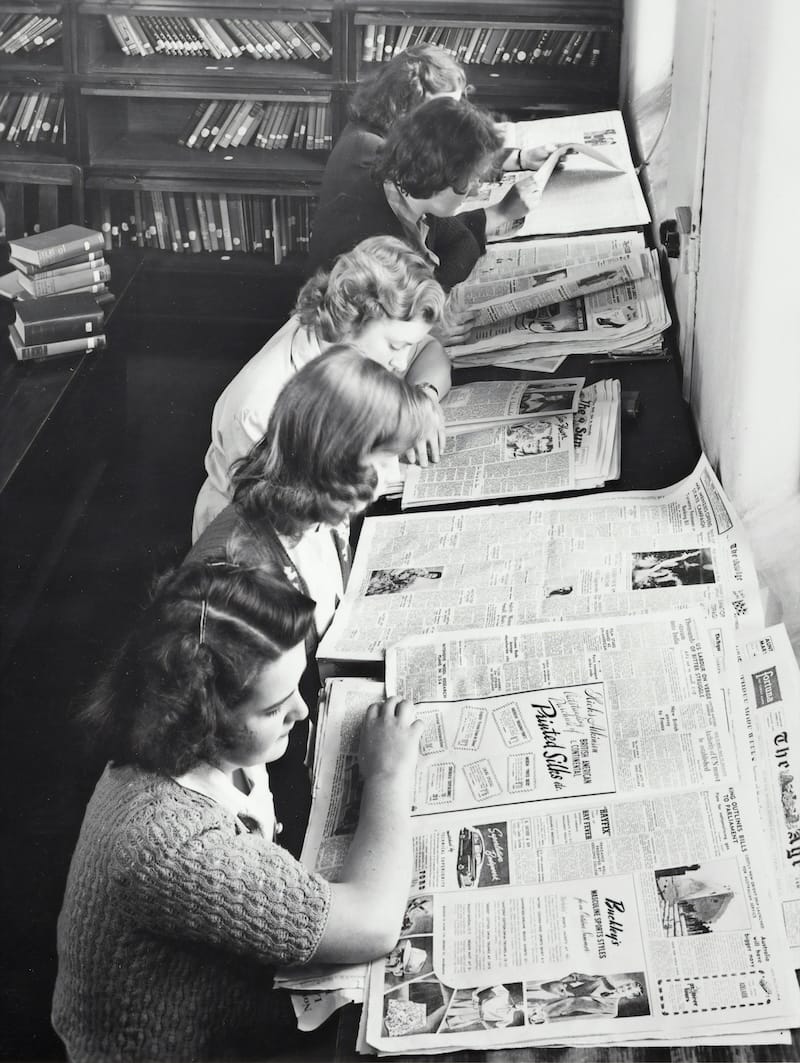 Femmes lisant des journaux - ambiance vintage